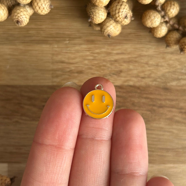 1 x SMILEY Anhänger aus Metall | in Gelb-Orange | Für Mikro-Makramee, Schmuck & DIY‘s