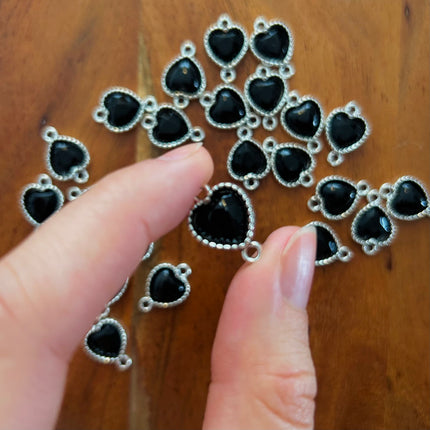 1 x Herz-Verbinder aus Zink | in Silber & Schwarz | 19 x 13 mm | Für Mikromakramee, Schmuck & DIY‘s
