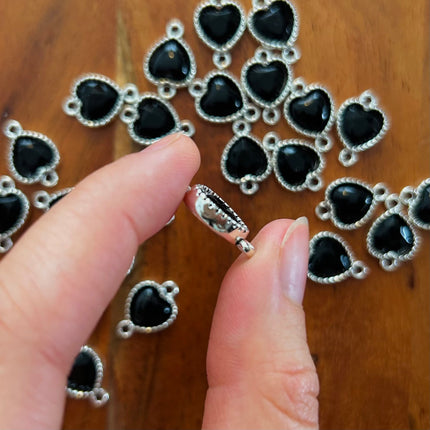 1 x Herz-Verbinder aus Zink | in Silber & Schwarz | 19 x 13 mm | Für Mikromakramee, Schmuck & DIY‘s
