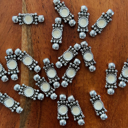 1 x Antikes Zwischenstück | in Silber & Elfenbeinweiß | 21 x 7 mm | Für Mikromakramee, Schmuck & DIY‘s