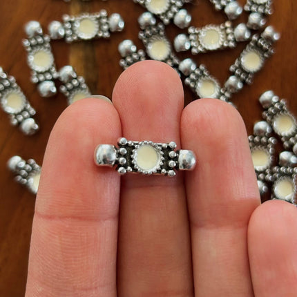 1 x Antikes Zwischenstück | in Silber & Elfenbeinweiß | 21 x 7 mm | Für Mikromakramee, Schmuck & DIY‘s