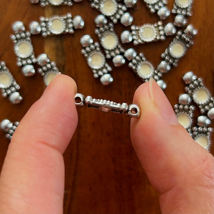 1 x Antikes Zwischenstück | in Silber & Elfenbeinweiß | 21 x 7 mm | Für Mikromakramee, Schmuck & DIY‘s