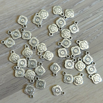 1 x Blumenanhänger Antik | Zinklegierung & 999 Silberbeschichtung | in Silber | 12,6 x 10 mm | Für Mikromakramee, Schmuck & DIY‘s