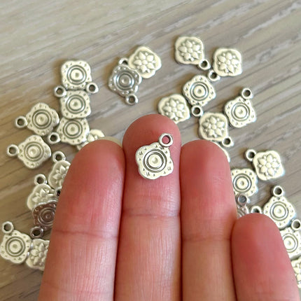 1 x Blumenanhänger Antik | Zinklegierung & 999 Silberbeschichtung | in Silber | 12,6 x 10 mm | Für Mikromakramee, Schmuck & DIY‘s
