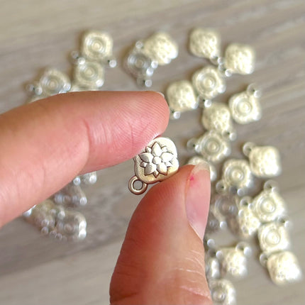 1 x Blumenanhänger Antik | Zinklegierung & 999 Silberbeschichtung | in Silber | 12,6 x 10 mm | Für Mikromakramee, Schmuck & DIY‘s