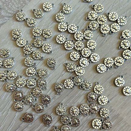 1 x Runder Anhänger mit Herz | aus Zink | in Silber | 10 x 9 mm | Für Mikromakramee, Schmuck & DIY‘s
