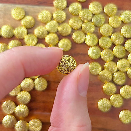 1 x Runde Perle mit Blume | in Gold | 9,5 x 9 mm | Für Mikromakramee, Schmuck & DIY‘s