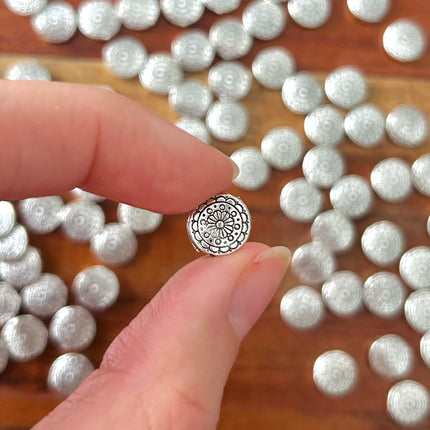 1 x Runde Perle mit Blume | in Silber | 9,5 x 9 mm | Für Mikromakramee, Schmuck & DIY‘s