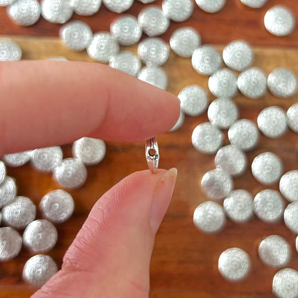 1 x Runde Perle mit Blume | in Silber | 9,5 x 9 mm | Für Mikromakramee, Schmuck & DIY‘s