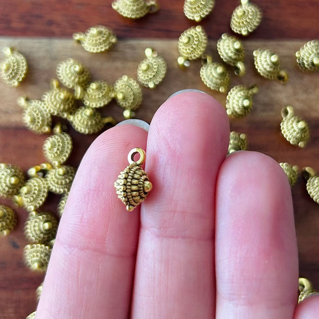 1 x Strukturierter Anhänger | in Altgold | 11 x 7 mm | Für Mikromakramee, Schmuck & DIY‘s