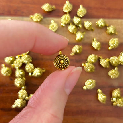 1 x Strukturierter Anhänger | in Altgold | 11 x 7 mm | Für Mikromakramee, Schmuck & DIY‘s
