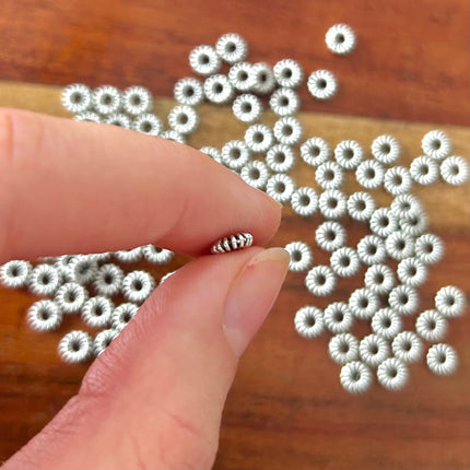 5 x Runde Perle | aus Zink | in Silber | 5 x 5 mm | Für Mikromakramee, Schmuck & DIY‘s
