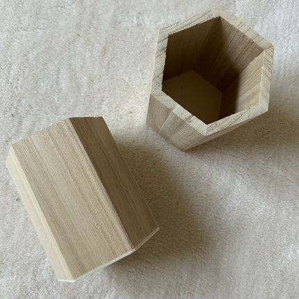 1 x sechseckige Holzvasen | 10,5 x 8,7 cm | Fundgrube