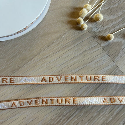 1 x Schmuckband mit "ADVENTURE" | in Beige | 1 cm x 90 cm Länge | Für Schmuck & DIY‘s