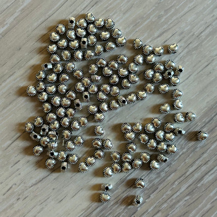 2 x Kleine Herz-Perle | in Silber | 4 x 3,5 mm | Für Mikromakramee, Schmuck & DIY‘s