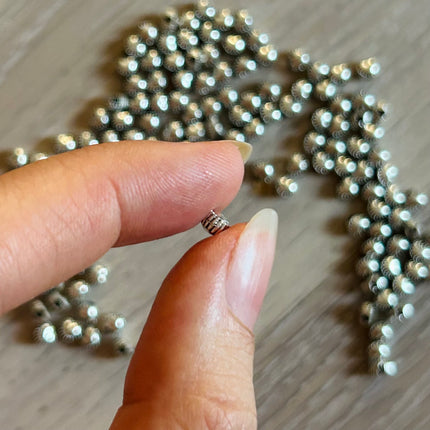 2 x Kleine Herz-Perle | in Silber | 4 x 3,5 mm | Für Mikromakramee, Schmuck & DIY‘s