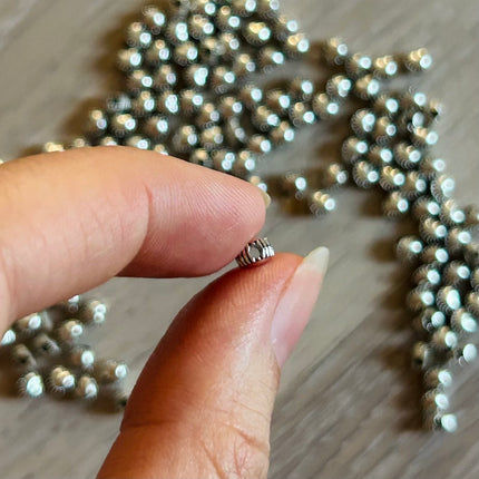 2 x Kleine Herz-Perle | in Silber | 4 x 3,5 mm | Für Mikromakramee, Schmuck & DIY‘s