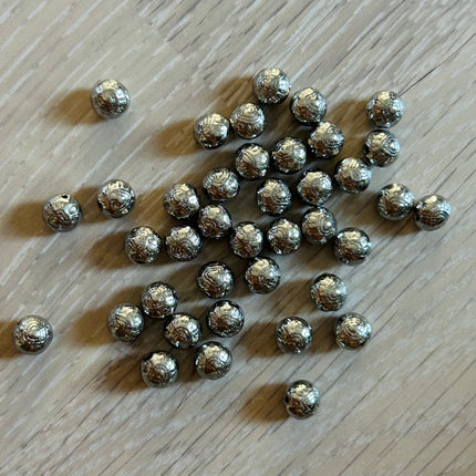 1 x Runde Perle mit Herz-Muster | aus Zink | in Silber | 7 x 7 mm | Für Mikromakramee, Schmuck & DIY‘s