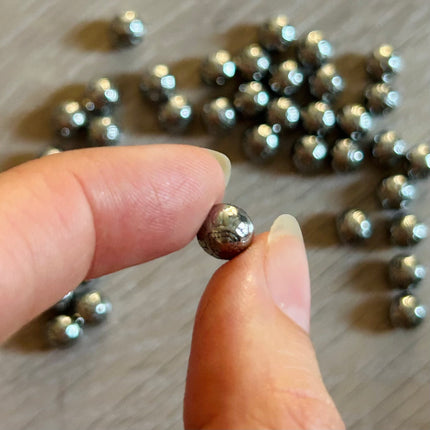 1 x Runde Perle mit Herz-Muster | aus Zink | in Silber | 7 x 7 mm | Für Mikromakramee, Schmuck & DIY‘s