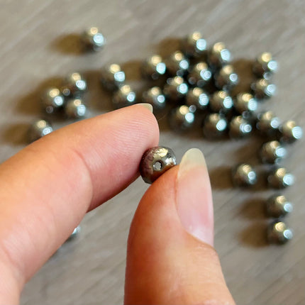 1 x Runde Perle mit Herz-Muster | aus Zink | in Silber | 7 x 7 mm | Für Mikromakramee, Schmuck & DIY‘s