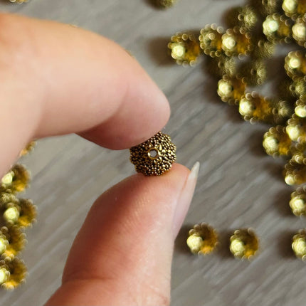 2 x Perlenkappe | in Gold | 8 x 8 mm | Für Mikromakramee, Schmuck & DIY‘s