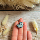 1 x Muschelperle aus Keramik | in Blau & Weiß | Für Mikromakramee, Schmuck & DIY‘s