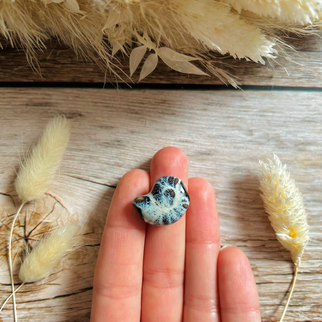 1 x Muschelperle aus Keramik | in Blau & Weiß | Für Mikromakramee, Schmuck & DIY‘s