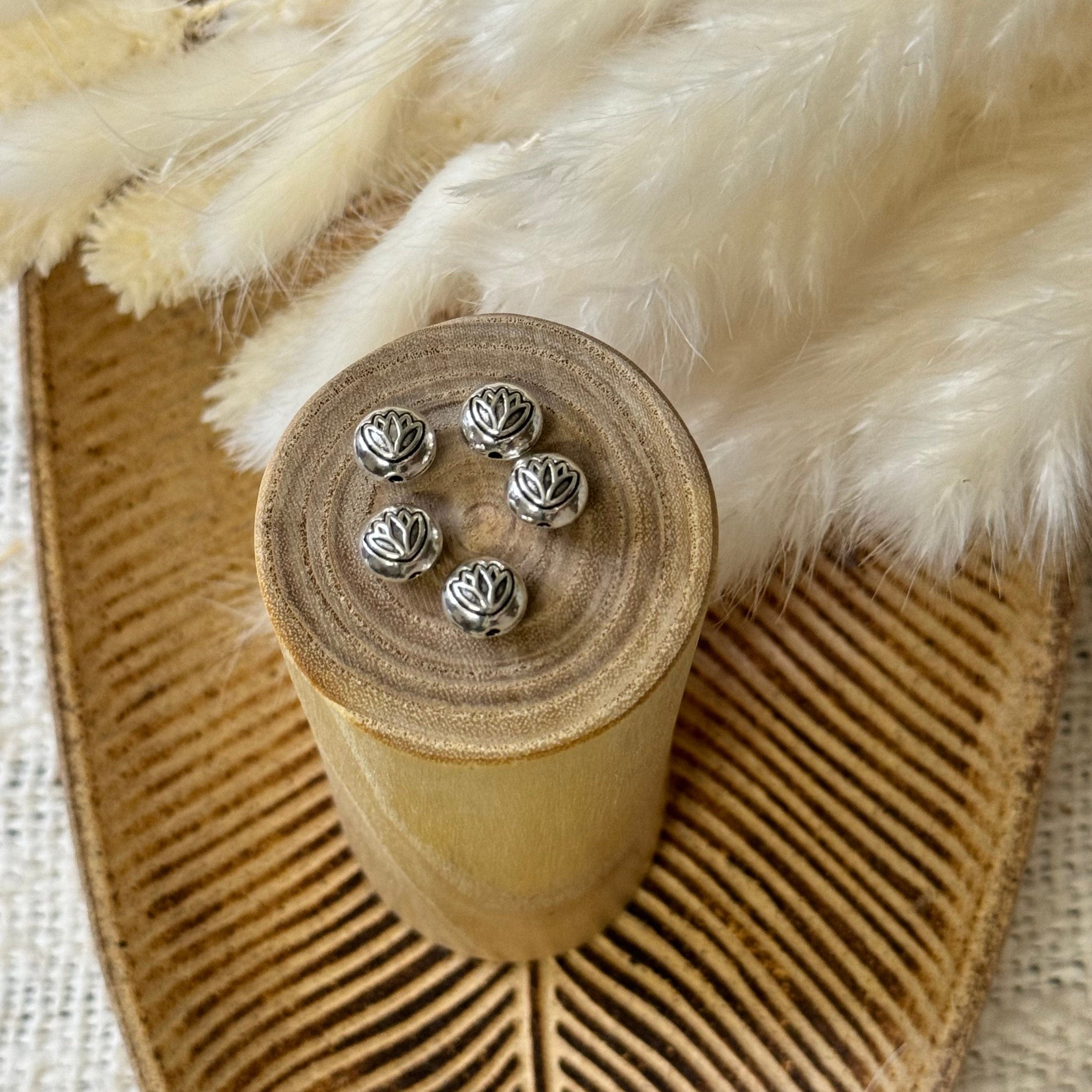 brightstars Metallperlen 5 x silberne Perle mit einer Lotusblüte Schmuckherstellung Arm- Fußband Kette Mikro Makramee