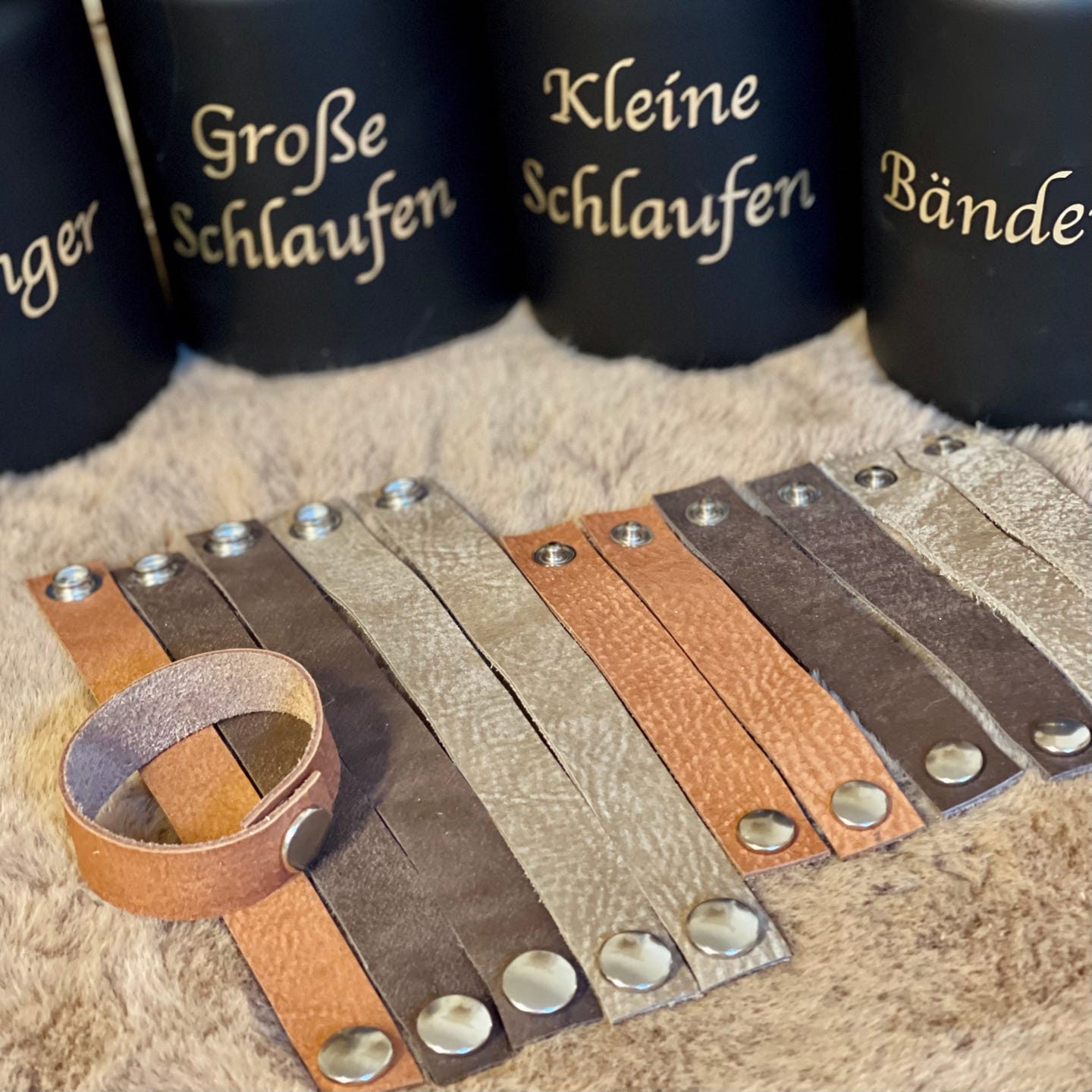 brightstars Klein (geschlossen 7 cm) / Cognac/Camel Hochwertige Lederlederschlaufen für Knüpfständer im 2er Set